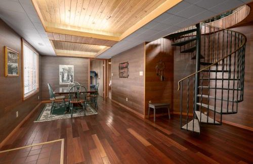 East Kootenay House | Pet-Friendly Creekside Cabin with Family Amenities
