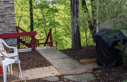 Gettysburg Cottage | Top-Rated Creekside Cabin with Ocean View & Family Amenities