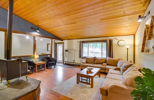 Downieville-Lawson-Dumont House | Creekside Cabin: Pet-Friendly Retreat Near Slopes & Spa