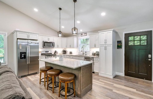 Franklin House | Top-Rated Creekside Cabin Near Downtown Franklin