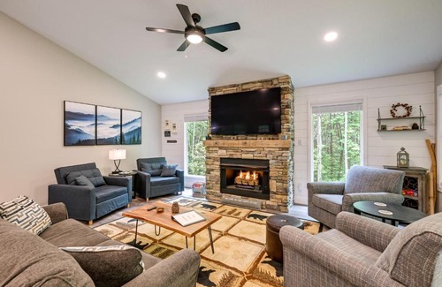 Franklin House | Top-Rated Creekside Cabin Near Downtown Franklin