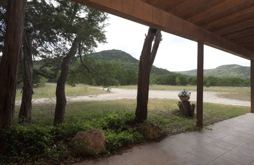 Vanderpool Cabin | Cozy Creekside Cabin Near Lost Maples State Park