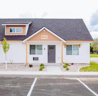 McCammon House | Scenic Creekside Cabin Ponderosa - Family-Friendly Retreat