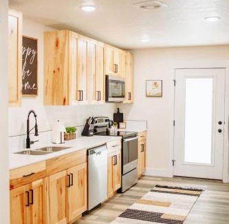 McCammon House | Scenic Creekside Cabin Ponderosa - Family-Friendly Retreat
