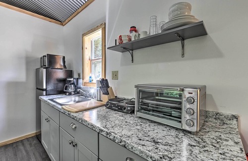 East Tallassee Cabin | Pet-Friendly Creekside Cabin Retreat with Fire Pit & Spa