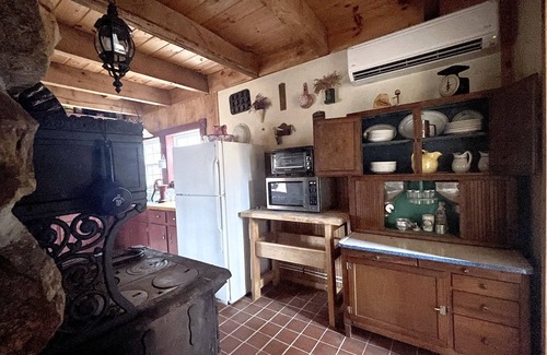 Loysburg Cabin | Ideal Creekside Cabin with Kitchen & Perfect 10/10 Rating