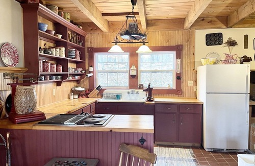 Loysburg Cabin | Ideal Creekside Cabin with Kitchen & Perfect 10/10 Rating