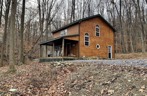 Loysburg Cabin | Ideal Creekside Cabin with Kitchen & Perfect 10/10 Rating