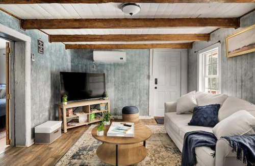 Mount Jackson Ski Chalet | Cozy Creekside Cabin with Hot Tub, Fire Pit & WiFi