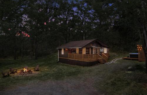 Mount Jackson Ski Chalet | Cozy Creekside Cabin with Hot Tub, Fire Pit & WiFi