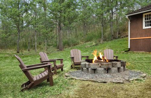 Mount Jackson Ski Chalet | Cozy Creekside Cabin with Hot Tub, Fire Pit & WiFi