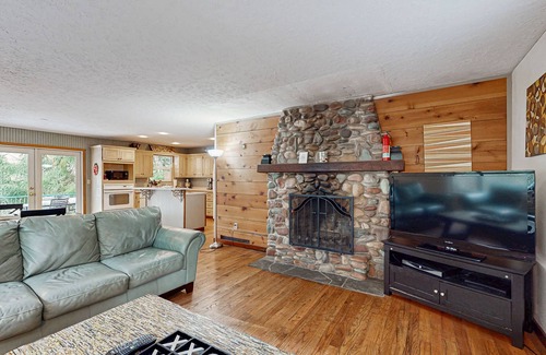 Rhododendron House | Scenic Creekside Cabin with Jetted Tub & Game Room