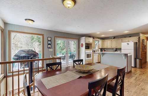 Rhododendron House | Scenic Creekside Cabin with Jetted Tub & Game Room
