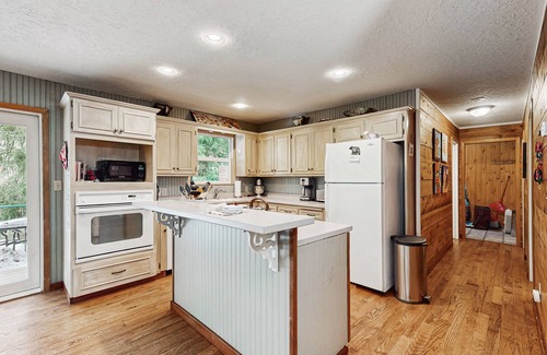 Rhododendron House | Scenic Creekside Cabin with Jetted Tub & Game Room