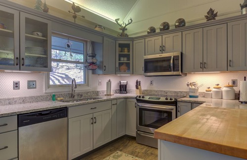 Walnut Mountain Cabin | Relaxing Creekside Cabin with Hot Tub & Shared Pool