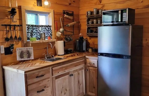 Fancy Gap Cabin | Pet-Friendly Creekside Cabins in Fancy Gap - Top Rated Stay