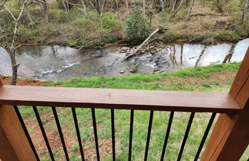 Fancy Gap Cabin | Pet-Friendly Creekside Cabins in Fancy Gap - Top Rated Stay