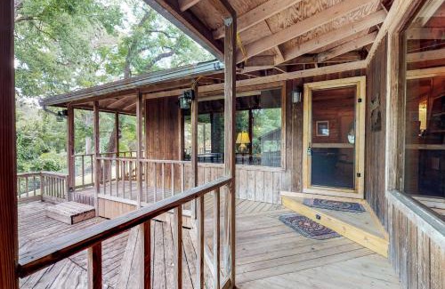 New Braunfels House | Pet-Friendly Creekside Casita with Perfect 10/10 Rating
