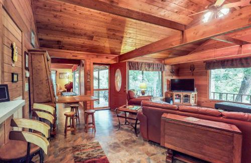 New Braunfels House | Pet-Friendly Creekside Casita with Perfect 10/10 Rating