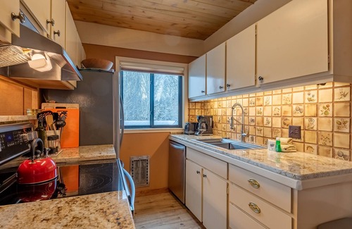 Sun Valley Condo | Bright Creekside Condo 1296 with Pool & Mountain Views