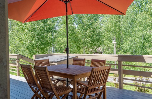 Sun Valley Condo | Bright Creekside Condo 1296 with Pool & Mountain Views