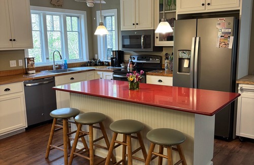 Drumore House | Experience Creekside Cottage: A Relaxing Getaway Awaits!