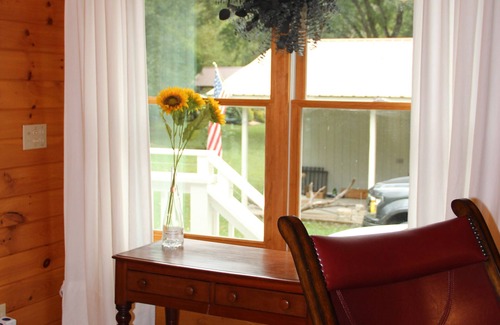 Blue Ridge Cottage | Tranquil Creekside Cottage near Fightingtown Creek