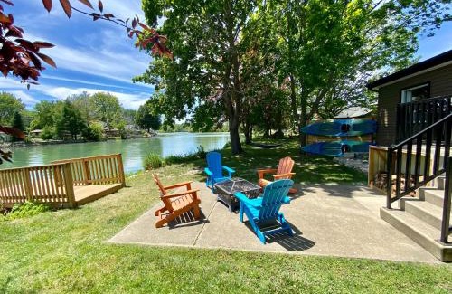 Kingsville House | Creekside Cottage: Kayak, Fish & Relax Steps from the Beach