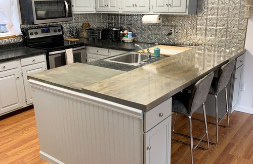 Roxbury House | Pet-Friendly Creekside Getaway with Mountain Views