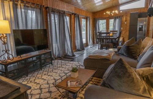 Shadow Mountain House | Relaxing Creekside Getaway in Evergreen with Spa & Hot Tub