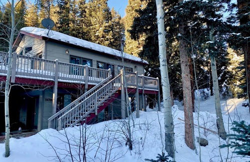 Shadow Mountain House | Relaxing Creekside Getaway in Evergreen with Spa & Hot Tub