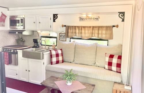 Ellijay House | Experience the Ultimate Creekside Glamping Retreat!