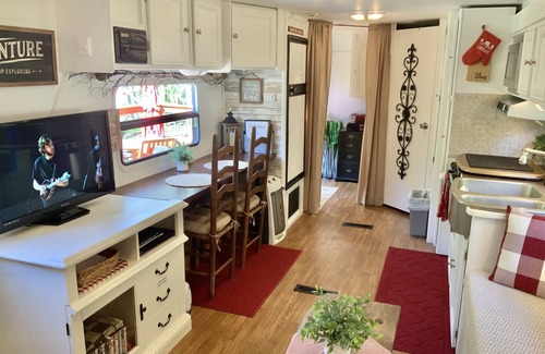 Ellijay House | Experience the Ultimate Creekside Glamping Retreat!