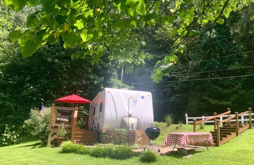 Ellijay House | Experience the Ultimate Creekside Glamping Retreat!