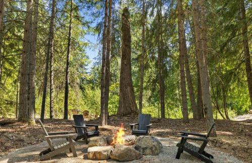 Cle Elum House | Creekside Haven, a modern mountain escape