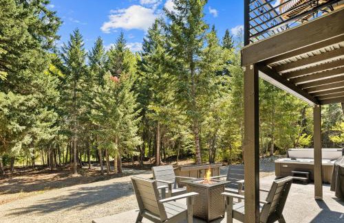 Cle Elum House | Creekside Haven, a modern mountain escape