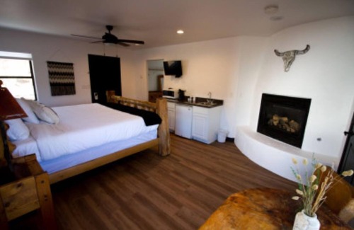 Cordes Lakes Hotel | Creekside Lodge and Cabins