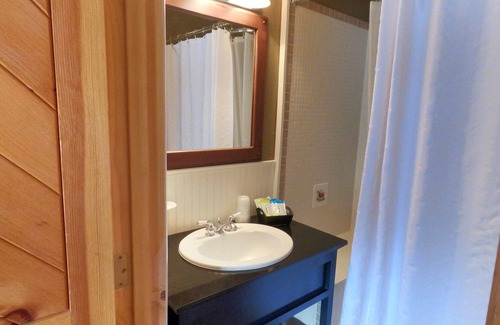 Markleeville Hotel | Discover Creekside Lodge: Family-Friendly & Hot Tub Access