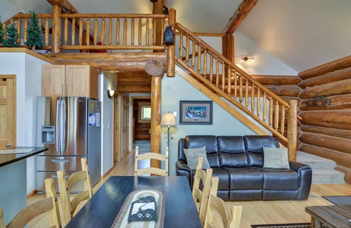 Buena Vista Cabin | Idyllic Creekside Log Cabin with Pool and Direct Access
