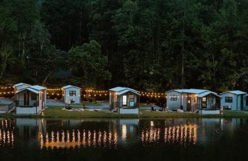 Pittman Center House | Modern Creekside Cabin with Firepit - Family Friendly Retreat