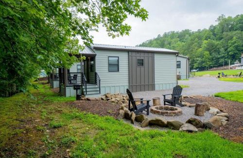 Pittman Center House | Modern Creekside Cabin with Firepit - Family Friendly Retreat