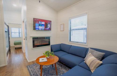 Pittman Center House | Modern Creekside Cabin with Firepit - Family Friendly Retreat