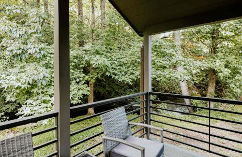 Pittman Center House | Modern Creekside Cabin with Firepit - Family Friendly Retreat