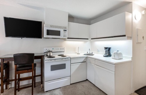Nordic Estates House | Charming Creekside Point Studio with Kitchen Amenities