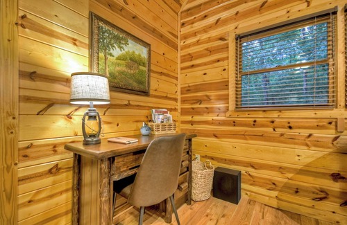 McCaysville Cabin | Experience A Little Bit of Heaven: Hot Tub & Nearby Creek