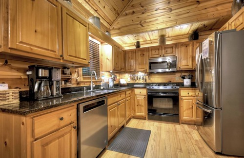 McCaysville Cabin | Experience A Little Bit of Heaven: Hot Tub & Nearby Creek