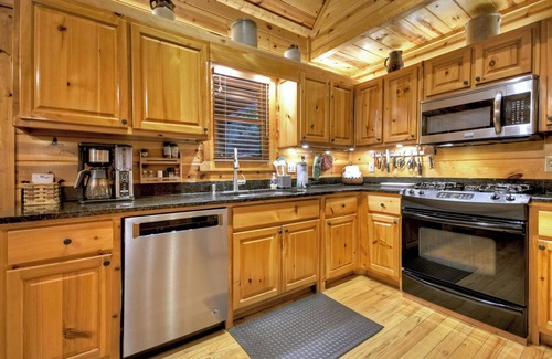 McCaysville Cabin | Experience A Little Bit of Heaven: Hot Tub & Nearby Creek