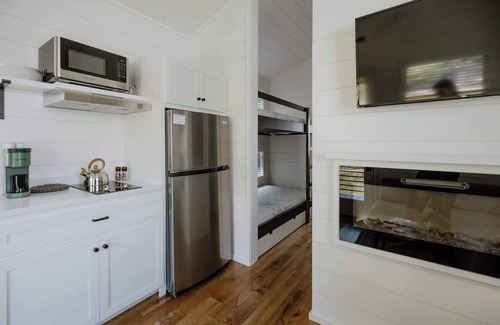 Pittman Center Cabin | Lakefront Cabin Retreat | Groundhog Cabin with Family Amenities