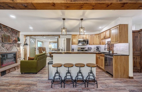 Cascade-Chipita Park Cabin | Scenic Creekside Cabin with Panoramic Mountain Views