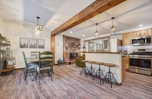 Cascade-Chipita Park Cabin | Scenic Creekside Cabin with Panoramic Mountain Views